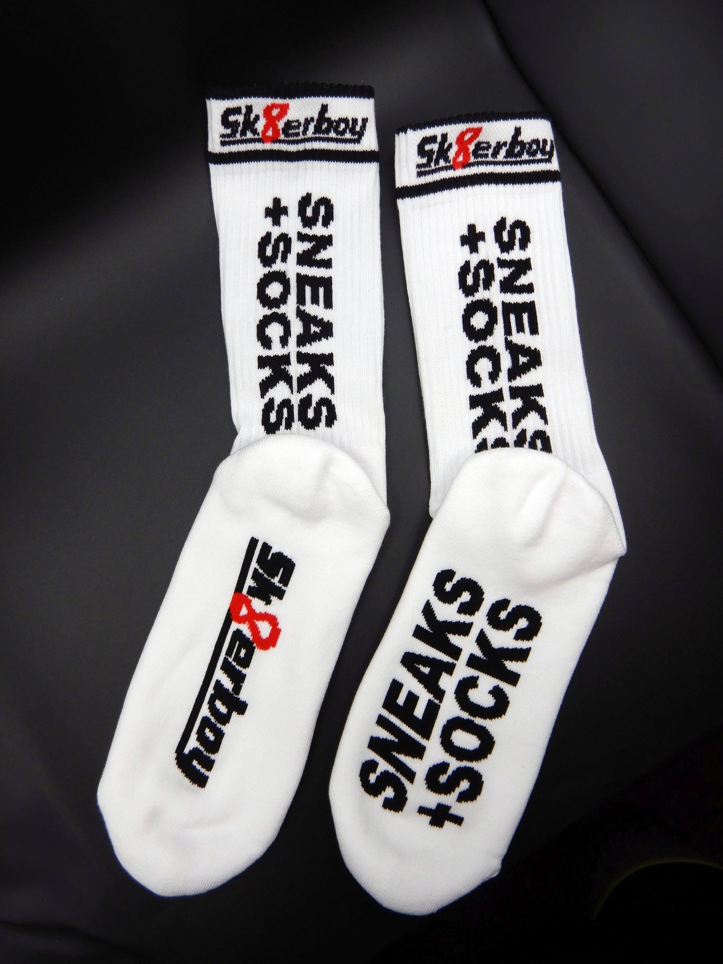 detailansicht der sk8erboy sneaks + socks socken fuer alle liebhaber von geilen sneakern und smelly socks mit großem schriftzug und logo auf der unterseite vorne und hinten