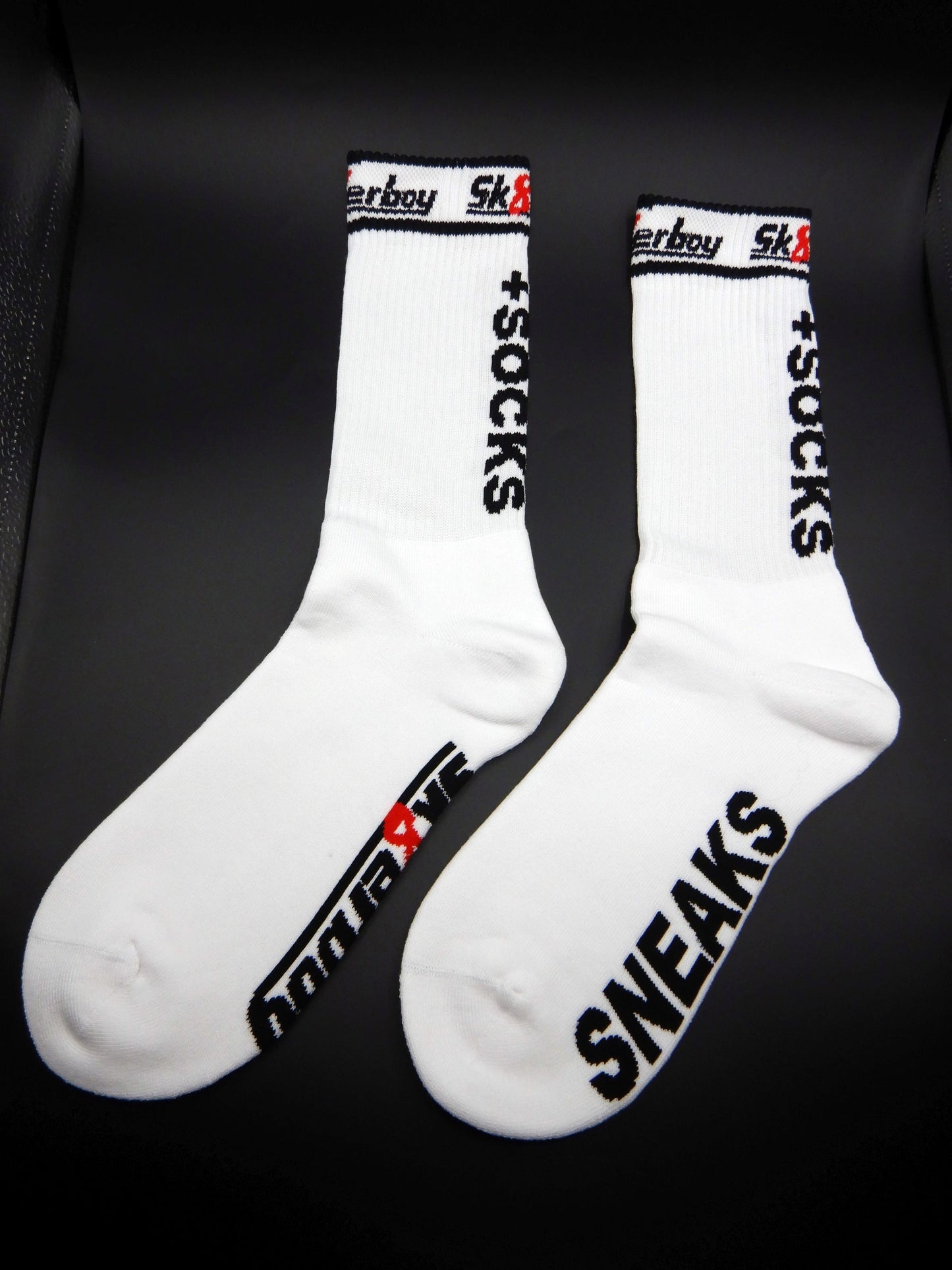 detailansicht der sk8erboy sneaks + socks socken fuer alle liebhaber von geilen sneakern und smelly socks mit großem schriftzug und logo auf der unterseite vorne und hinten