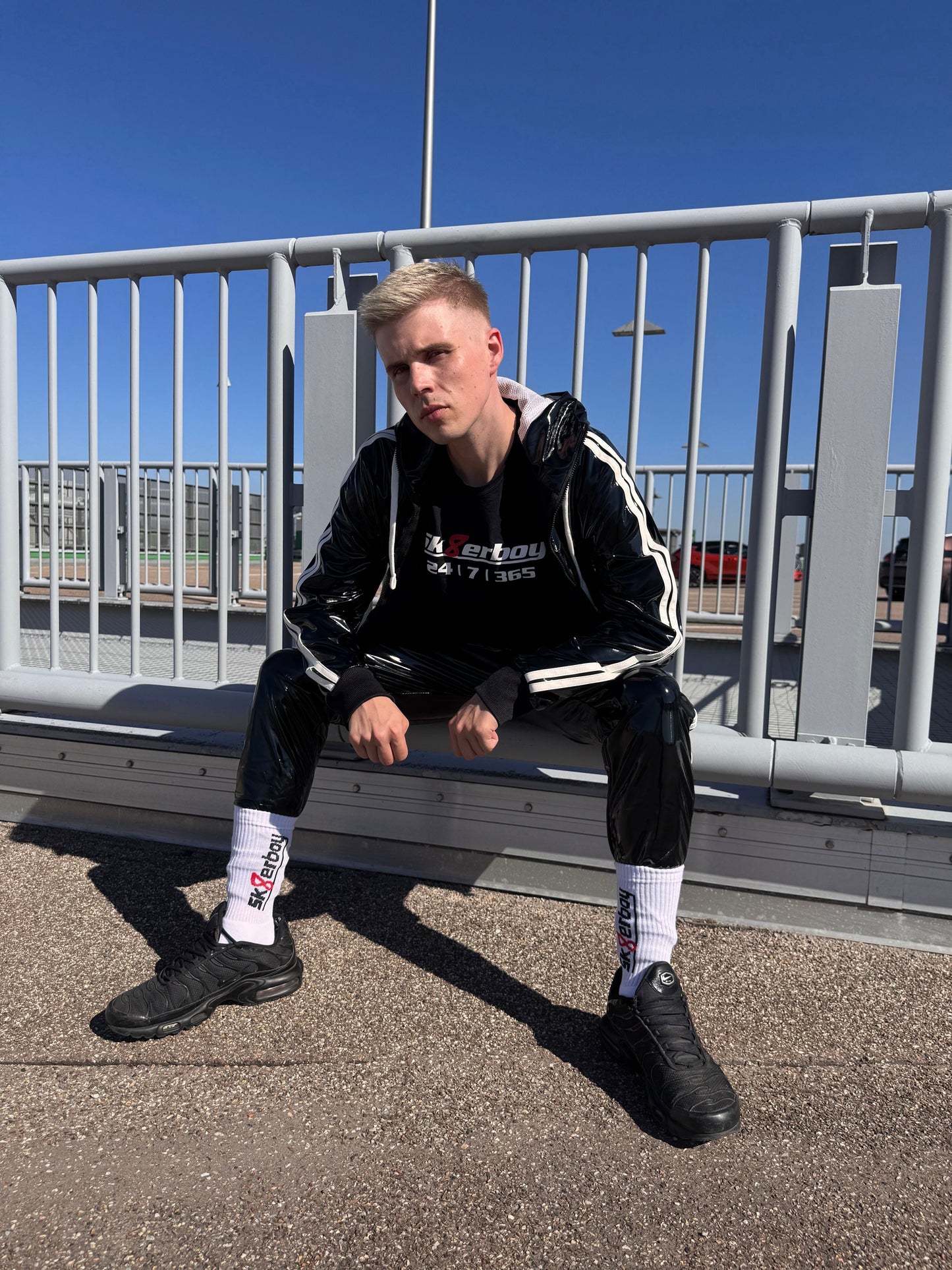 hübscher twink im freien mit fetisch klamotten von sk8erboy trägt die weißen sk8erboy crew socks bei schönem wetter