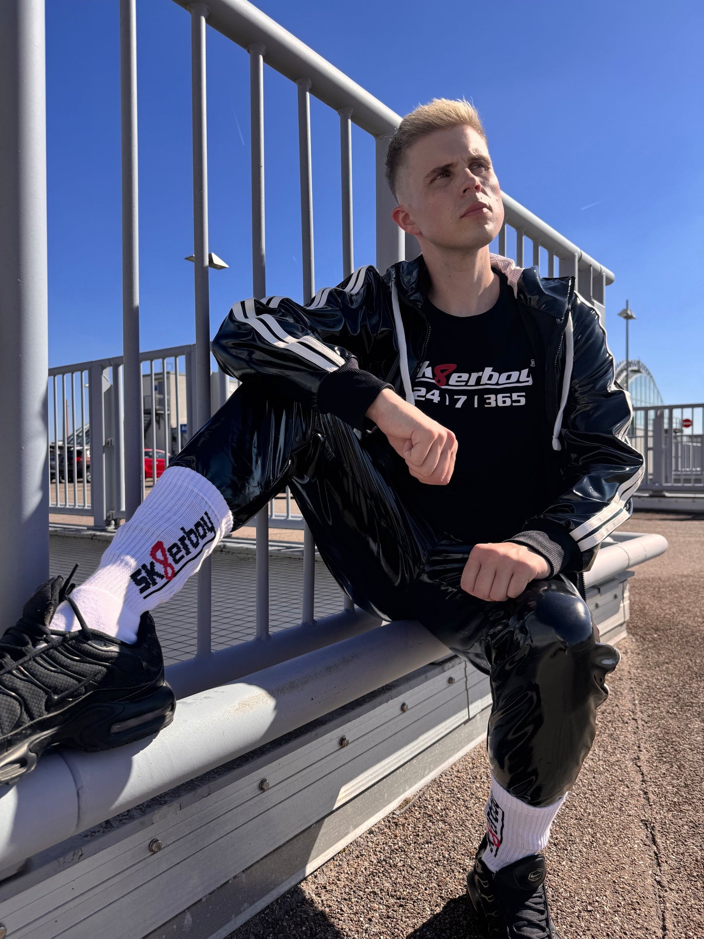 hübscher twink im freien mit fetisch klamotten von sk8erboy trägt die weißen sk8erboy crew socks bei schönem wetter