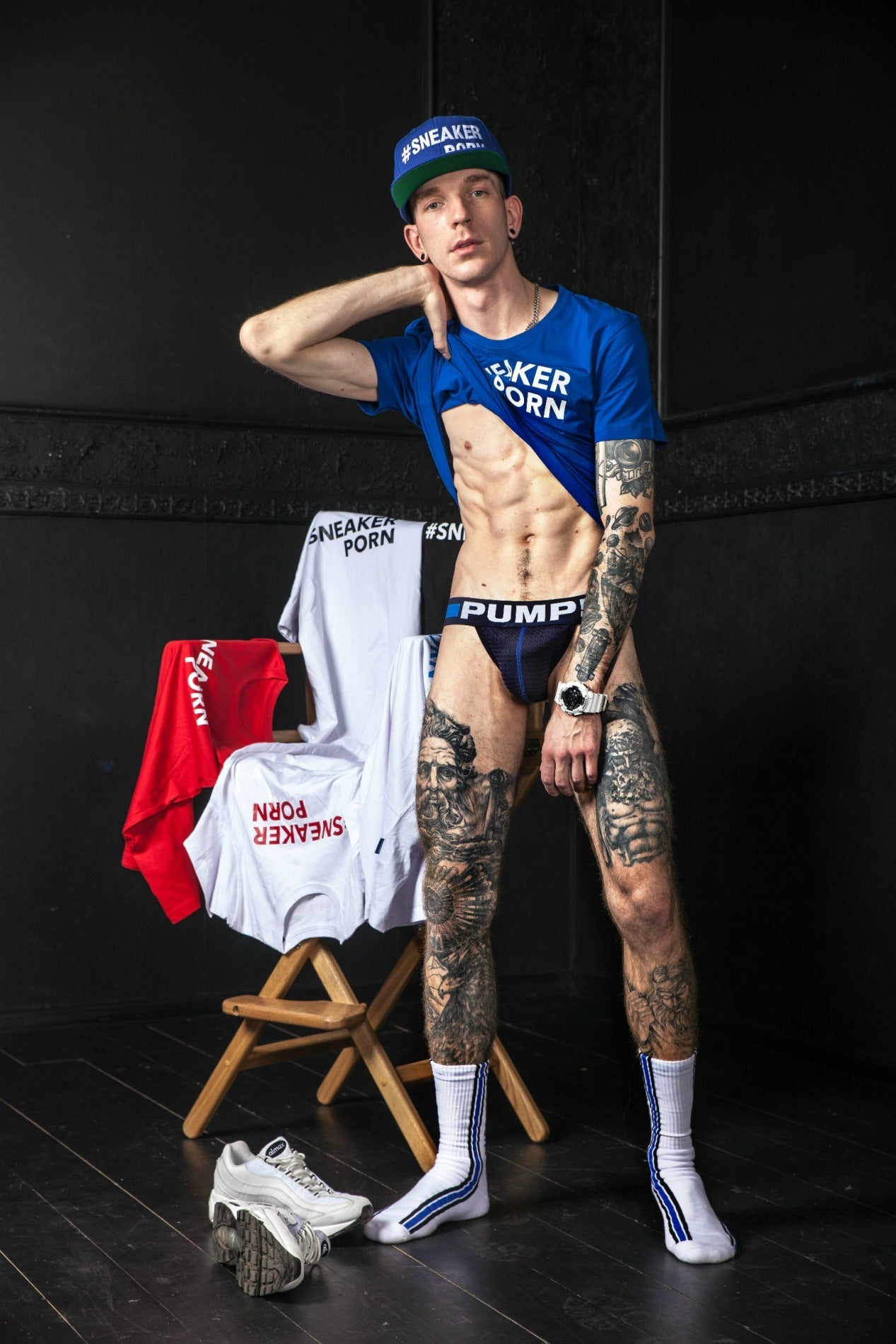 scharfer junge zeigt seinen sportlichen körper und trägt einen jock von pump! mit blauem t-shirt und kappe zu den passenden socken von #sneakerporn von sk8erboy in weiss und royal blau