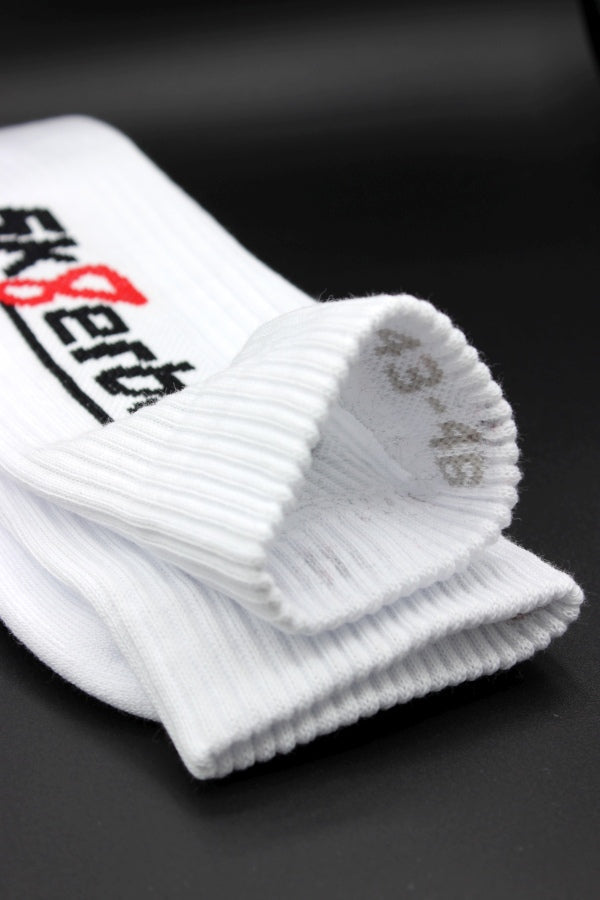 sk8erboy crew socken socks in weiss mit schwarzem schriftzug und roter acht 8 nahaufnahme von bund und größe im bund eingestickt