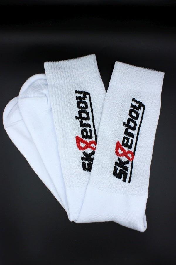 sk8erboy crew socken socks in weiss mit schwarzem schriftzug und roter acht 8 neu