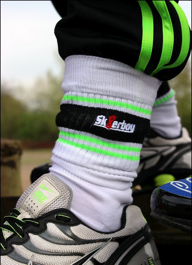 nahaufnahme von sk8erboy deluxe socks in neon gruen mit passenden nike shox sneaker und adidas trainingshose