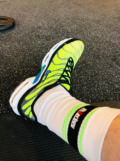 sk8erboy deluxe socks in neon gruen mit nike tn sneaker auf einem schwarzen boden im fitnessstudio gym 