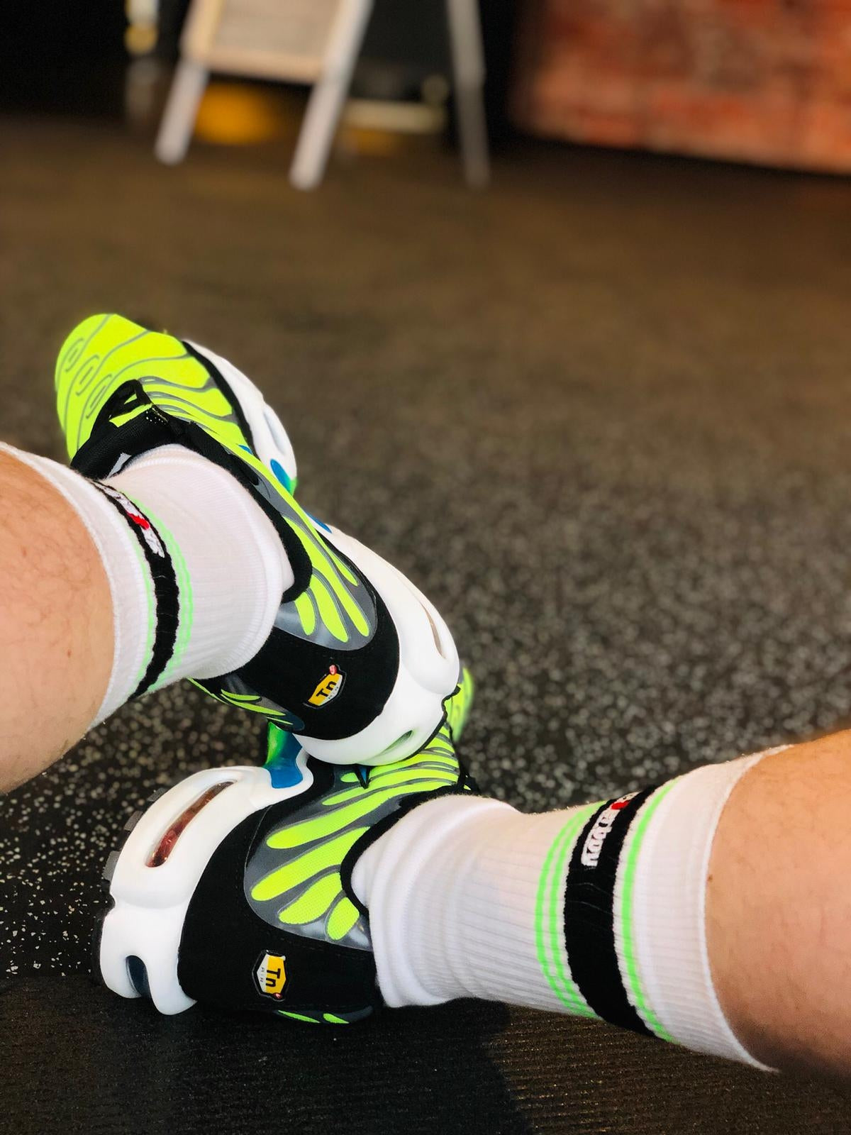 nike tn im fitness studio mit passenden sk8erboy deluxe socks in neon gruen mit aufgesticketm logo