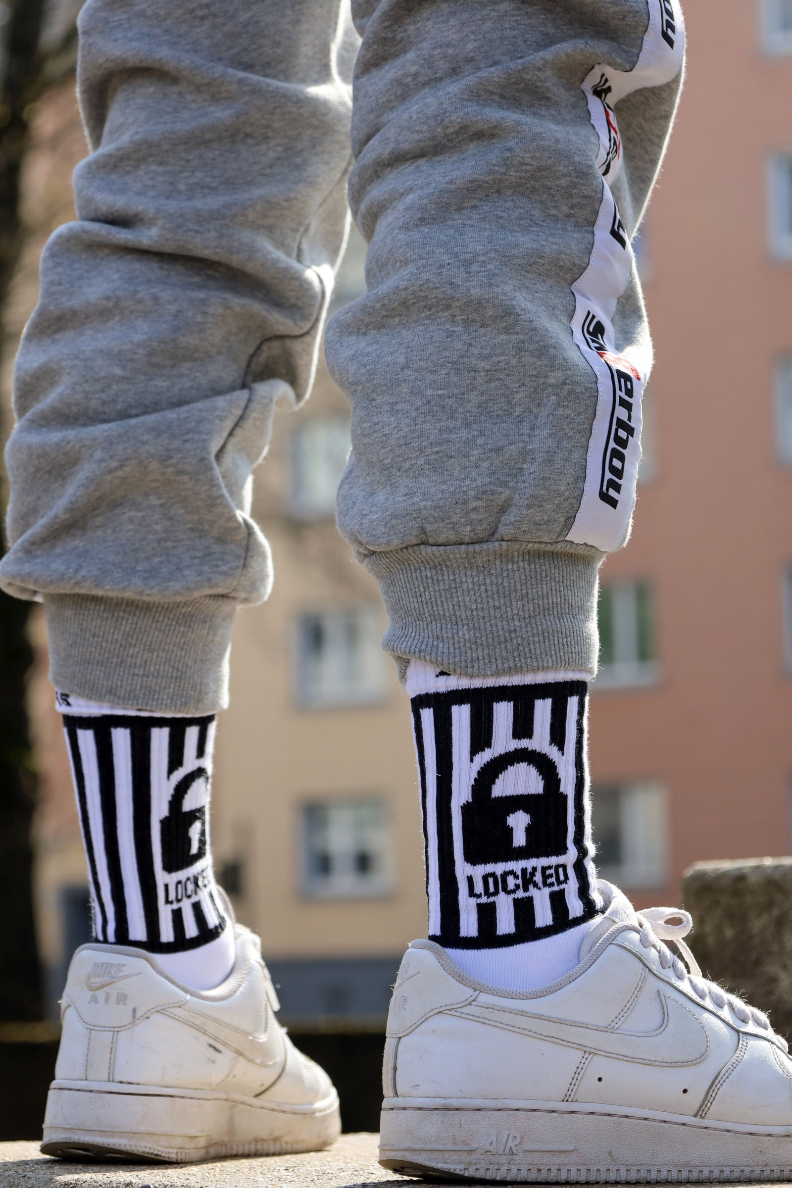 junger gay traegt locked socks von sk8erboy mit schloss am bund und 365 24 7 am bund fuer fans von chastity und keuschheit oder bondage und nike air