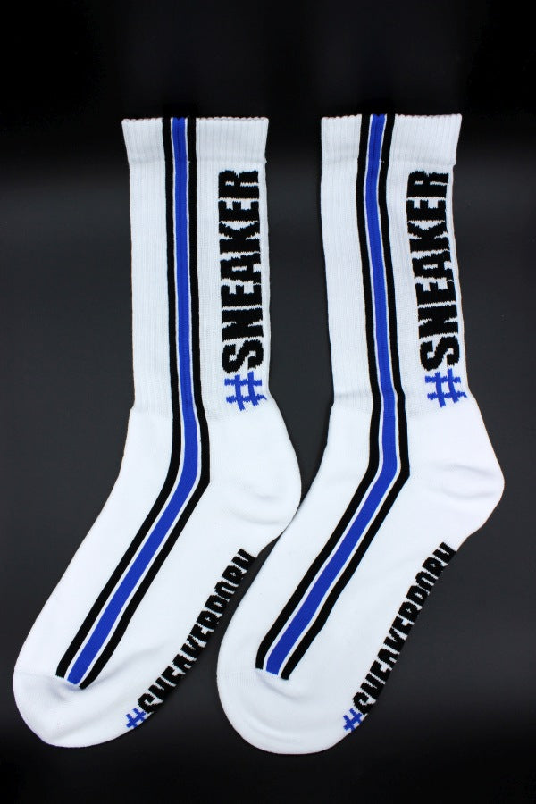 sneakerporn in weiss und royal blau von sk8erboy mit fettem hashtagg #SNEAKERPORN auf der rueckseite und der unterseite in detailansicht