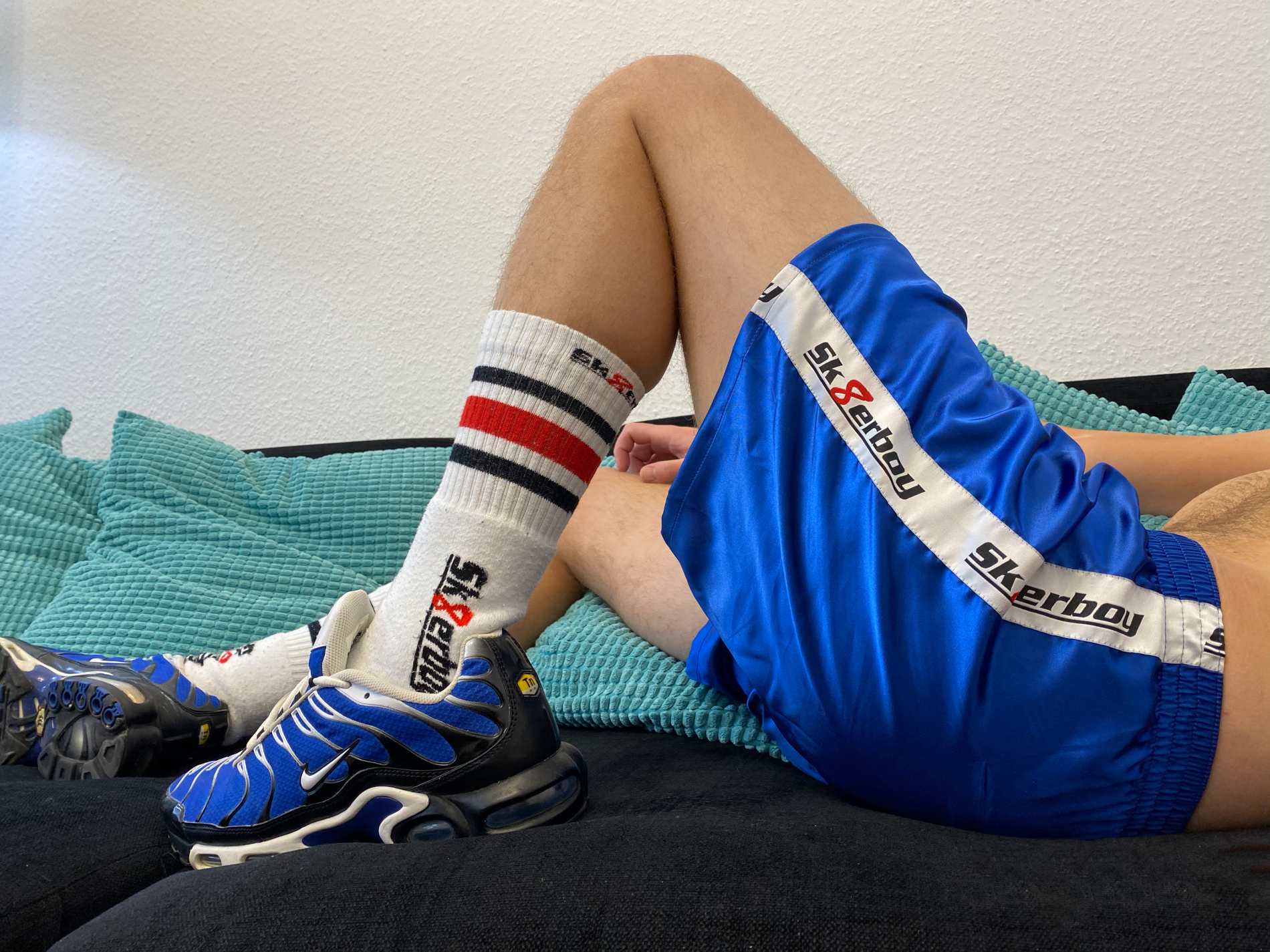 bengel der auf dem sofa sich raektelt und seine geilen smelly sk8erboy tube socks socken an seine blaue royalblaue shiny glanz glaenzende boxershort brief reibt die einen fetten satin streifen haben