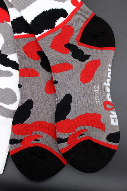 sk8erboy mx biker socks für boots und stiefelträger mit rot weiss schwarzem camouflage muster und großem logo an der seite verhindern flecken durch die schwarze ferse in detailansicht