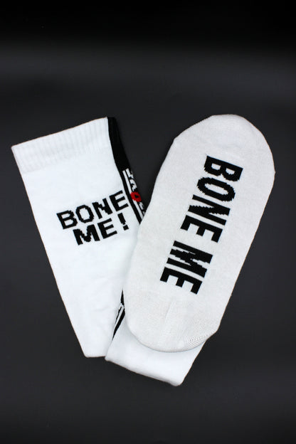 extra lange sk8erboy bone me! socken als struempfe in detailansicht mit großem schriftzug fur gays und passive