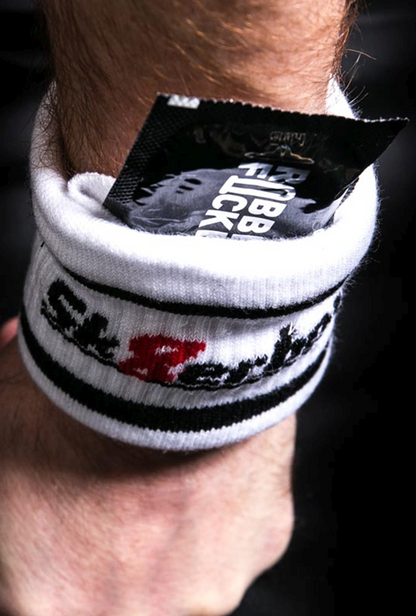 kondomtasche innen an einem schweissband von sk8erboy socken schop fuer gay partys und darkroom fetisch events mit sk8erboy logo