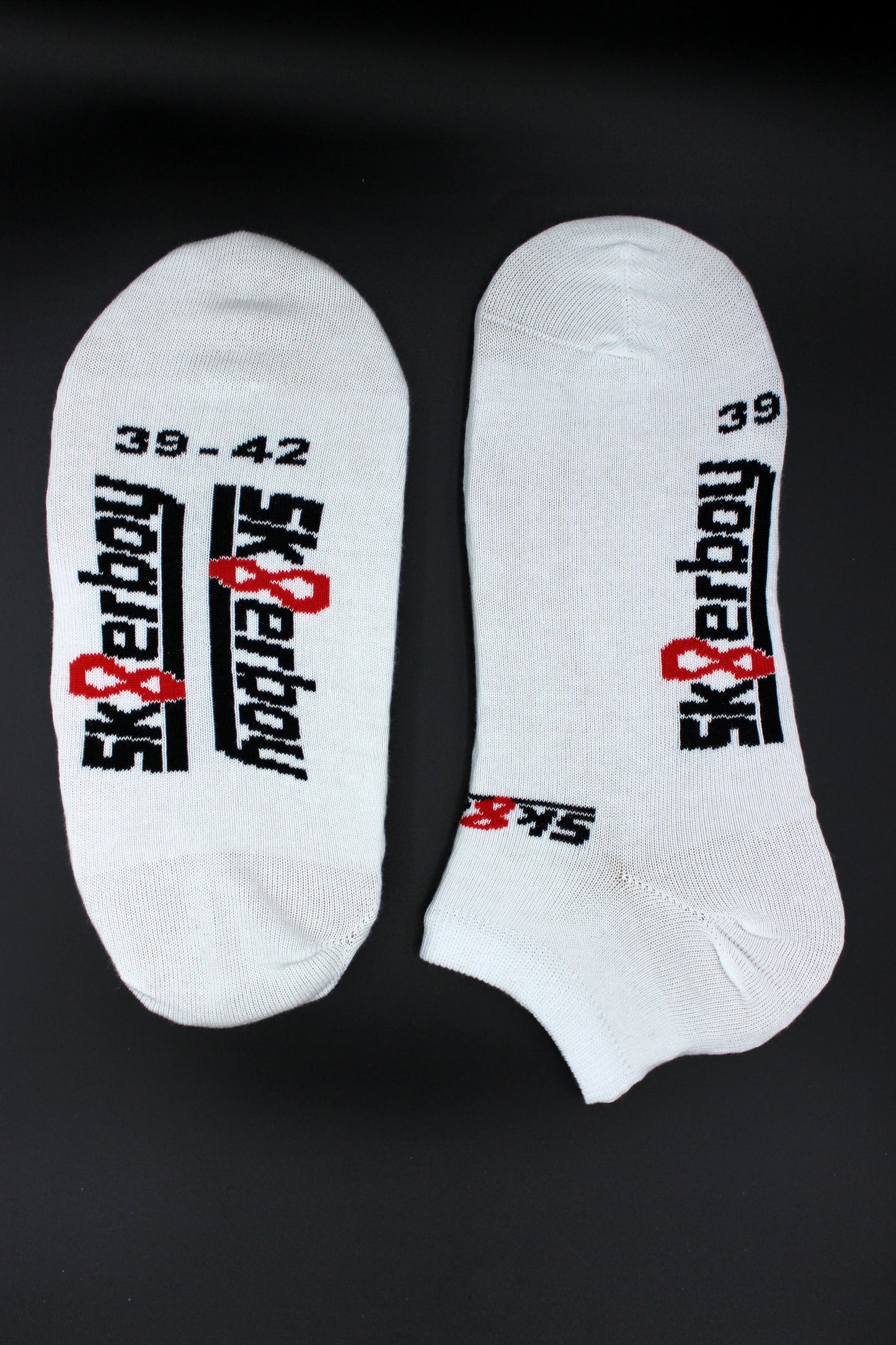 detailaufnahme der sk8erboy sneaker socken fuer den sommer in nike oder adidas turnschuhen mit großem logo auf der unterseite