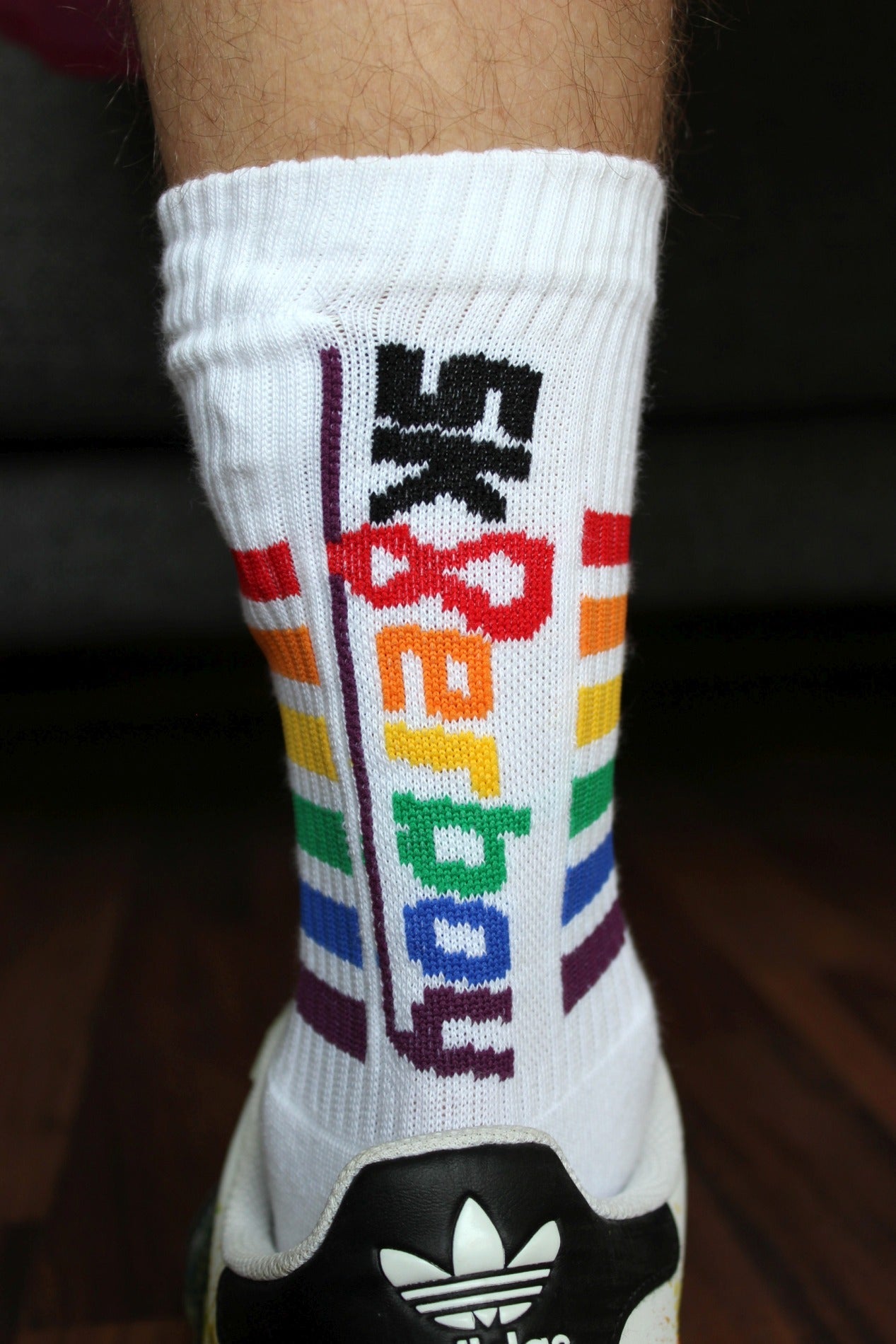 regenbogen pride socken von sk8erboy von hinten mit den farben rot orange gelb gruen blau und lila in adidas sneaker