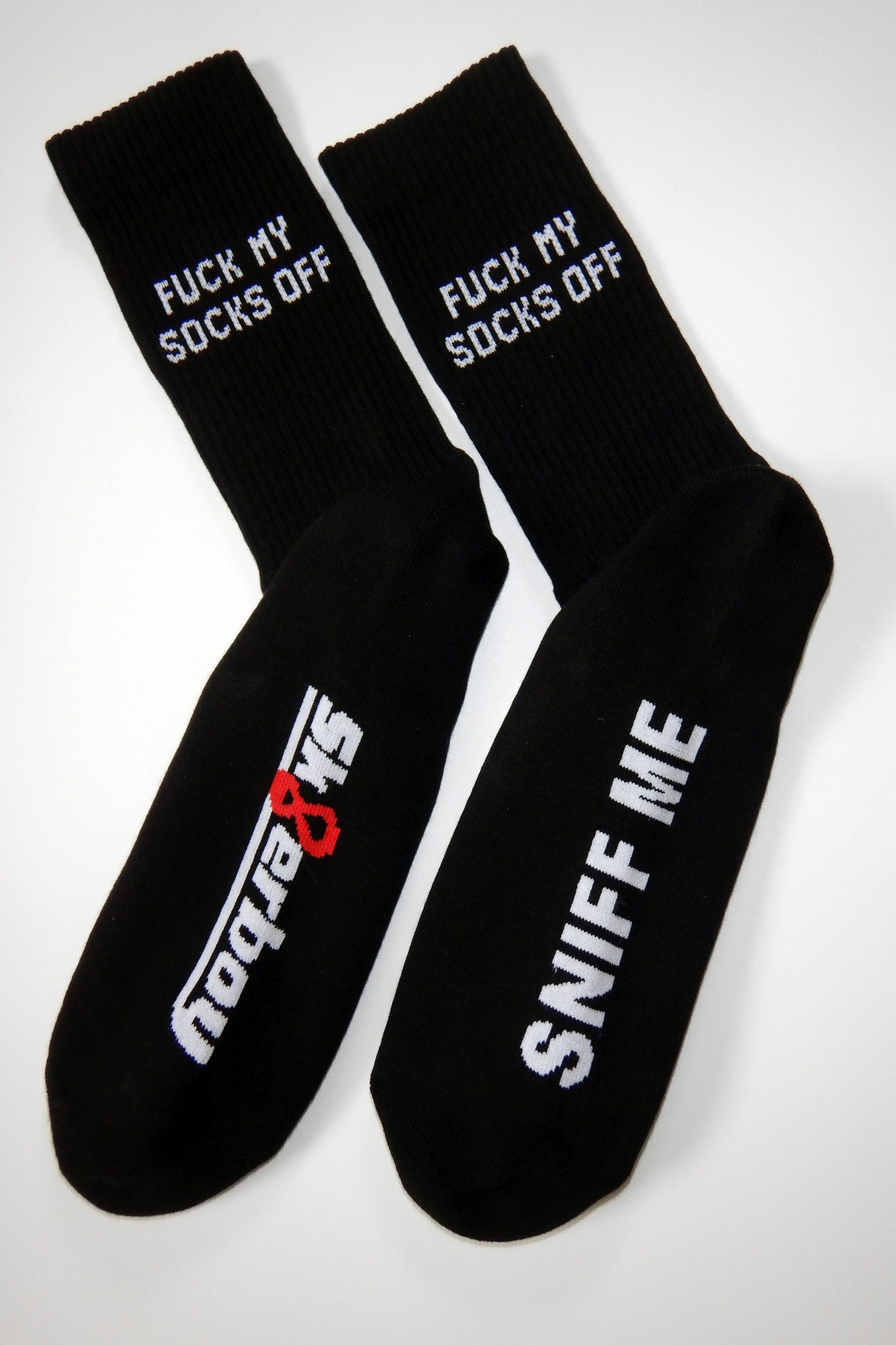 schwarze sk8erboy socken mit sniff me auf der unterseite und großem logo in detailansicht