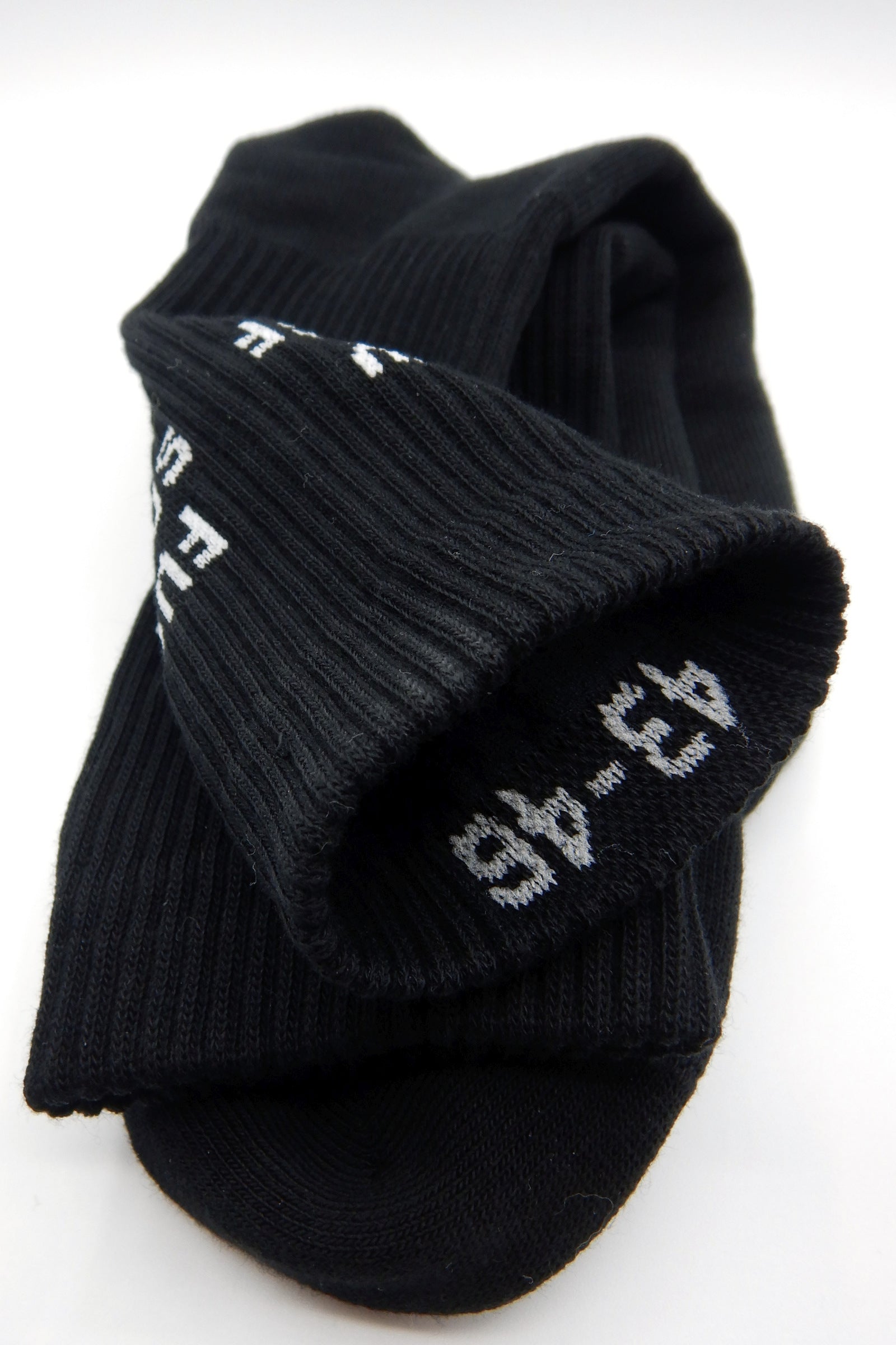 schwarze sk8erboy socken mit sniff me auf der unterseite und großem logo in detailansicht bund von innen