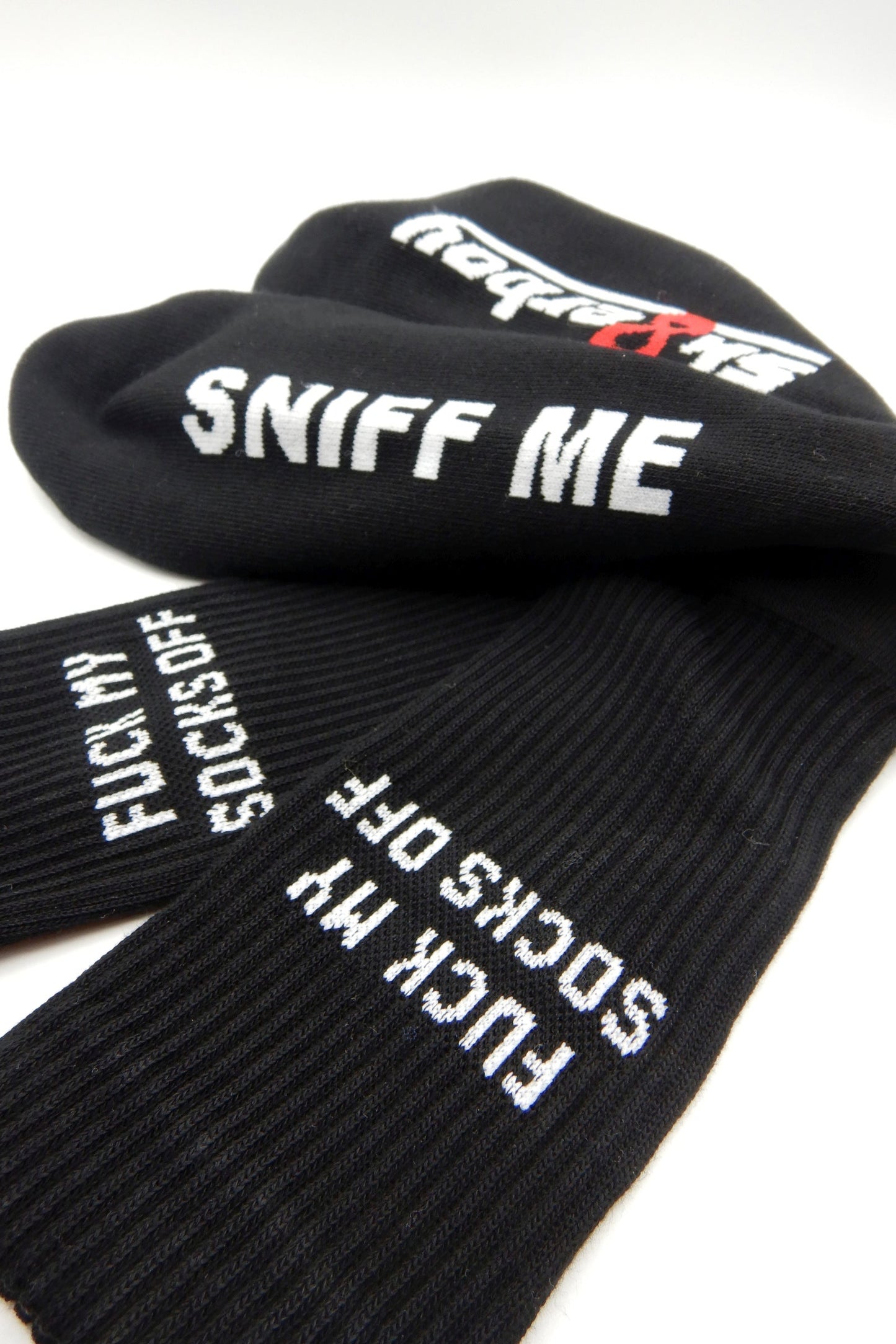 schwarze sk8erboy socken mit sniff me auf der unterseite und großem logo in detailansicht