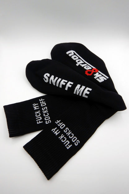 schwarze sk8erboy socken mit sniff me auf der unterseite und großem logo in detailansicht