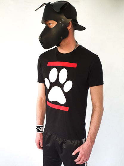 schlanker junge mit hundemaske aus leder von mister b traegt ein sk8erboy dog paw t-shirt mit weisser hundepfote auf der vorderseite zwischen zwei roten balken und der sk8erboy shiny trainingshose