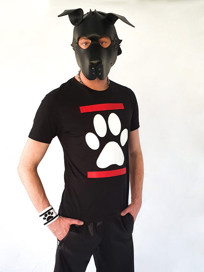 junge mit großer halsketter traegt eine hundemaske von mister b aus leder mit schwarzem sk8erboy dog paw puppy t-shirt mit einer weissen hundephote zwischen zwei roten balken und eine bequemen sk8erboy shiny trainingshose