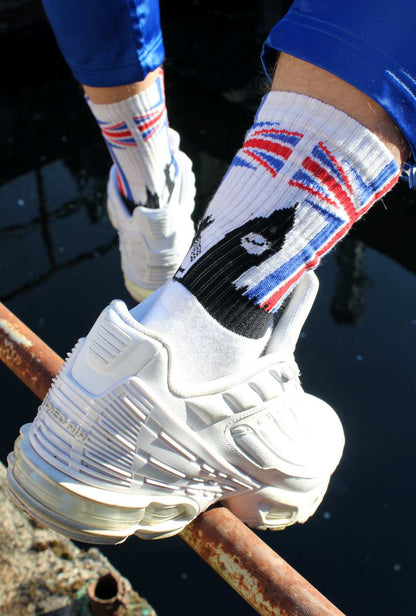 junger gay mit sk8erboy london socken mit union jack flagge am bund und big ben mit tower bridge mit extra grossem logo und schriftzug auf der unterseite der socken und nike tn