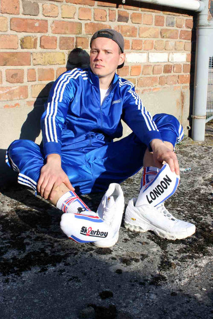 junger gay mit sk8erboy london socken mit union jack flagge am bund und big ben mit tower bridge mit extra grossem logo und schriftzug auf der unterseite der socken