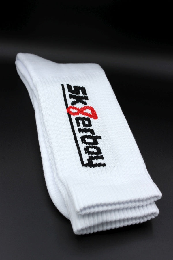 sk8erboy crew socken socks in weiss mit schwarzem schriftzug und roter acht 8 nahaufnahme