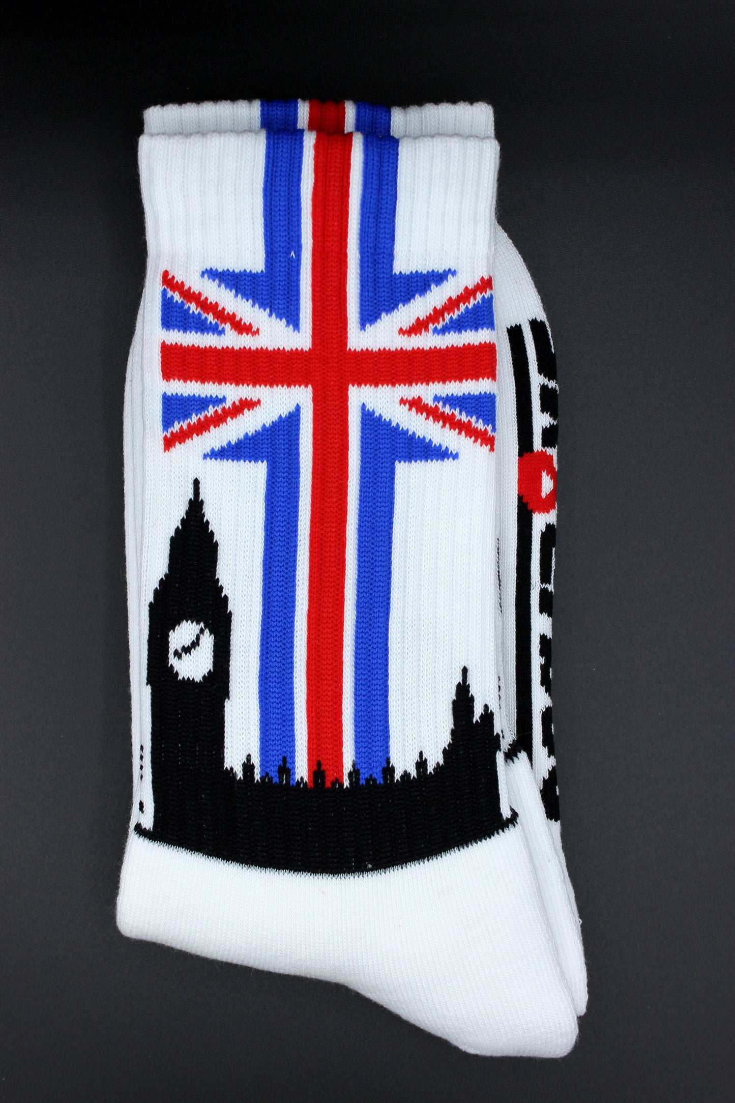 detailaufahme der sk8erboy london socken mit union jack flagge am bund und big ben mit tower bridge mit extra grossem logo und schriftzug auf der unterseite der socken