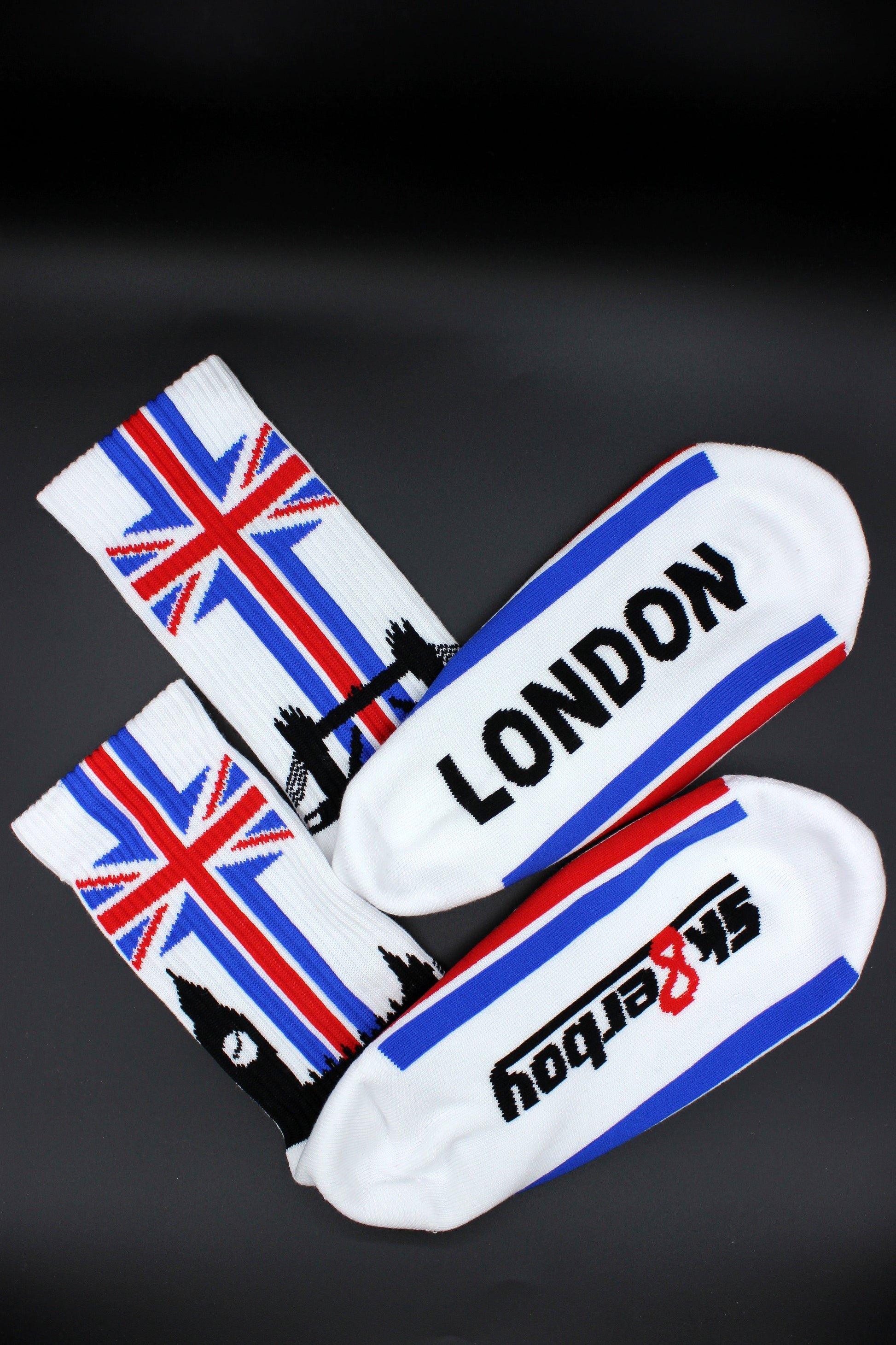 detailaufahme der sk8erboy london socken mit union jack flagge am bund und big ben mit tower bridge mit extra grossem logo und schriftzug auf der unterseite der socken