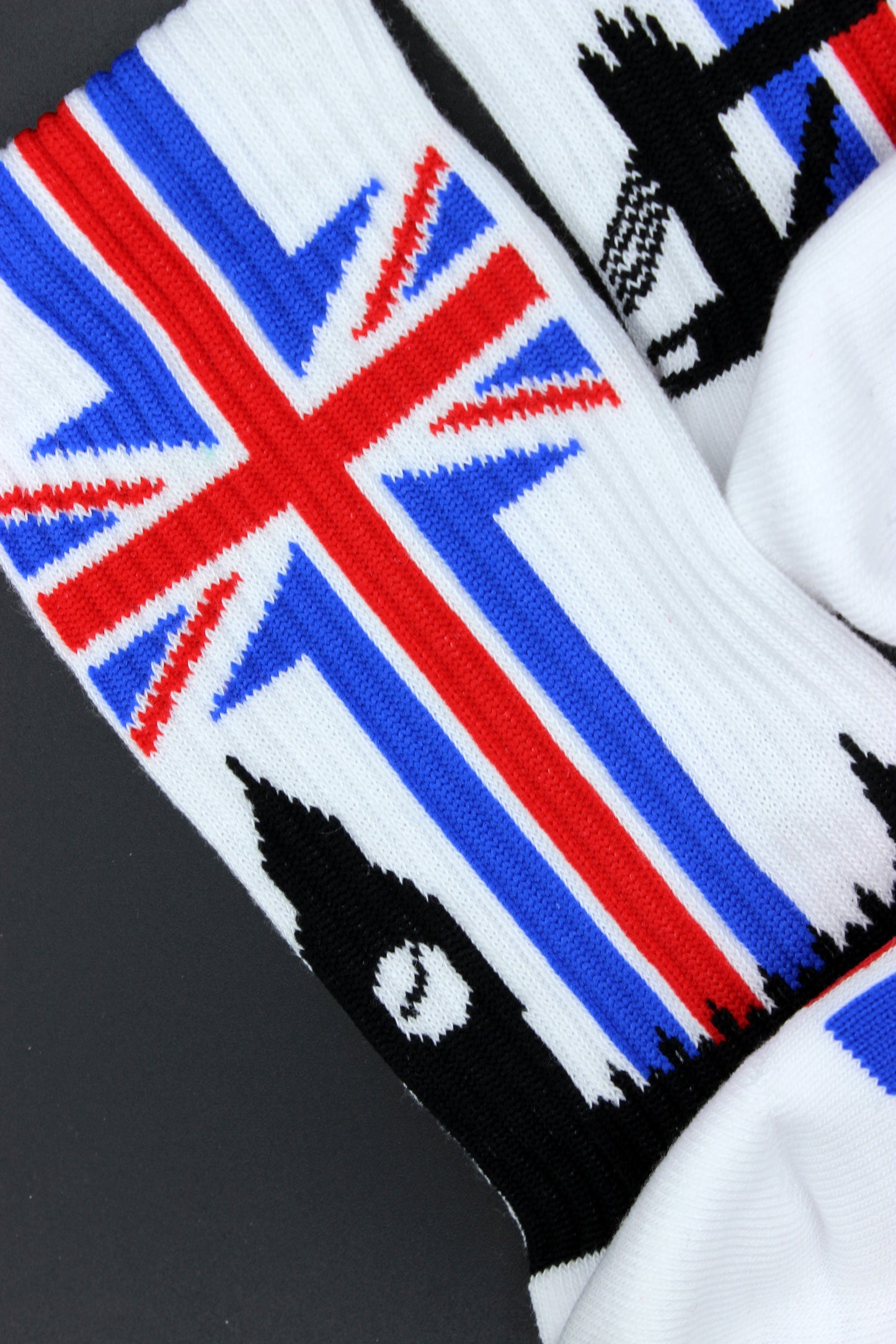 detailaufahme der sk8erboy london socken mit union jack flagge am bund und big ben mit tower bridge mit extra grossem logo und schriftzug auf der unterseite der socken