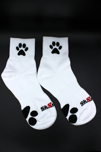 weisse sk8erboy puppy short crew socks mit hunde pfoten in schwarz in nahaufnahme