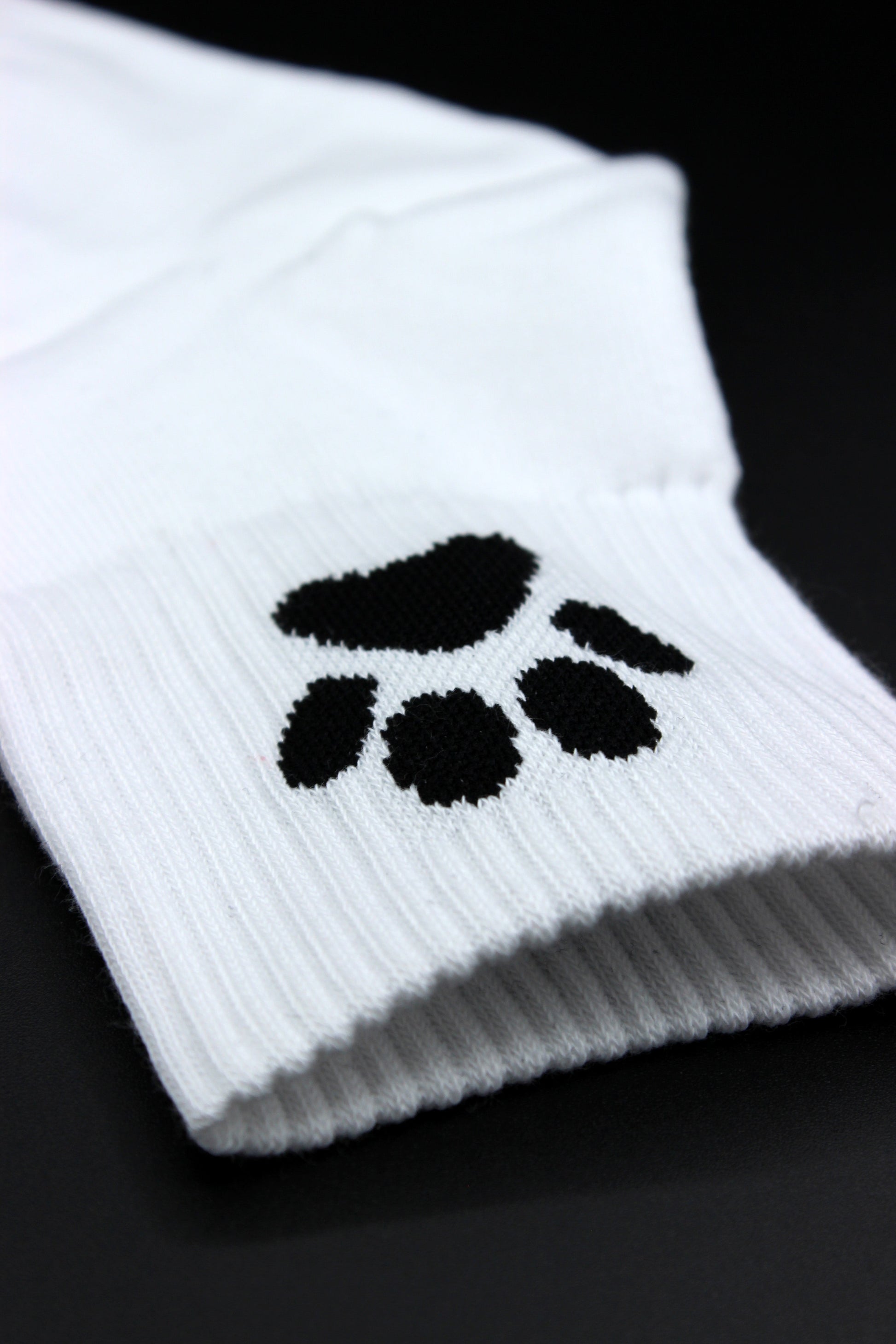 weisse sk8erboy puppy short crew socks mit hunde pfoten in schwarz in nahaufnahme