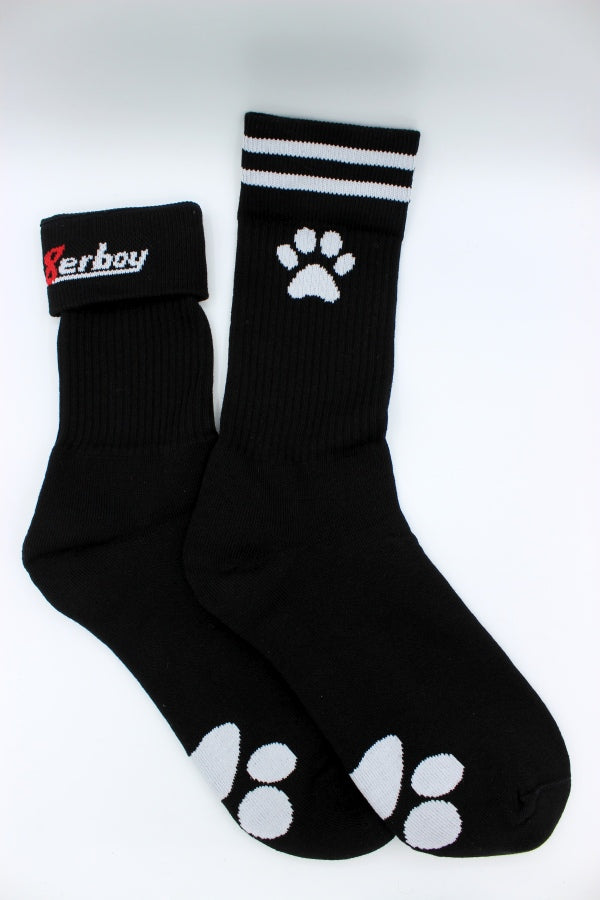 schwarze sk8erboy puppy socken mit weißer pfote an der seite und auf der sohle abgebildet mit verstecktem sk8erboy-logo auf der innenseite am bund