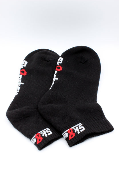 schwarze quarter socks von sk8erboy mit logo am bund und auf der unterseite in nahaufnahme