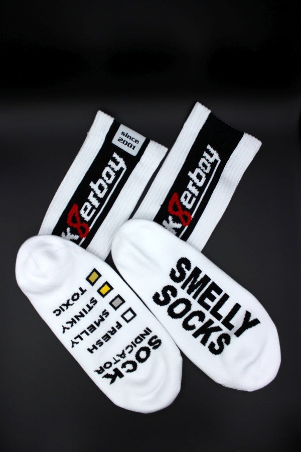 limited edition unserer liebsten socken zum 20 jährigen bestehen von sk8erboy als sk8erboy smelly socks mit weltweit erstem indicator auf der sohle und exklusivem lable auf der seite am bund und invers logo gesamte ansicht im detail