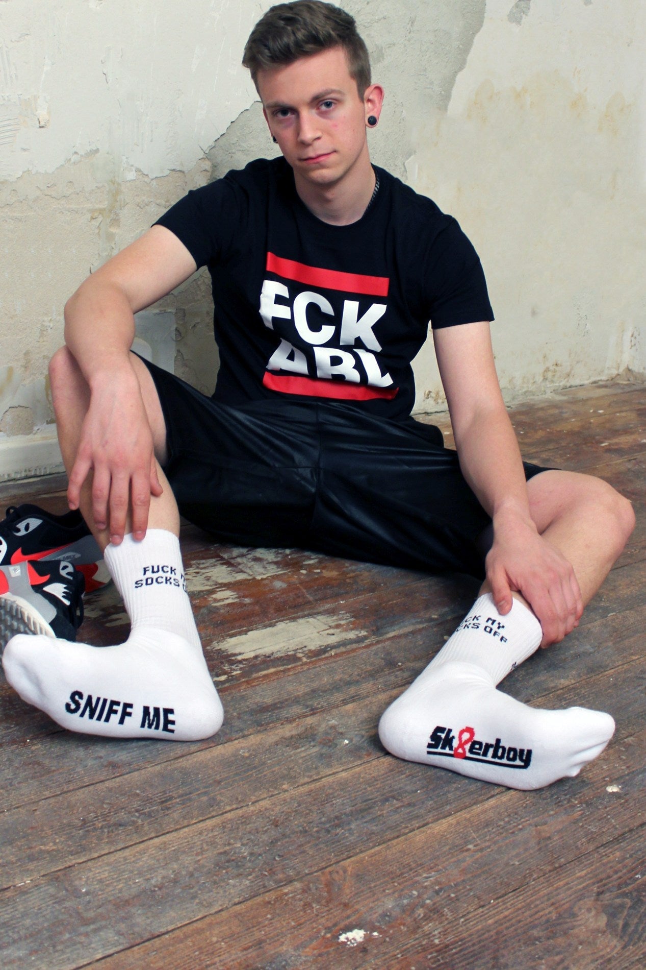 sk8erboy sniff me socks socken mit einem fetten Aufschrift in schwarz auf den weissen socken traegt ein fck abl t-shirt von sk8erboy