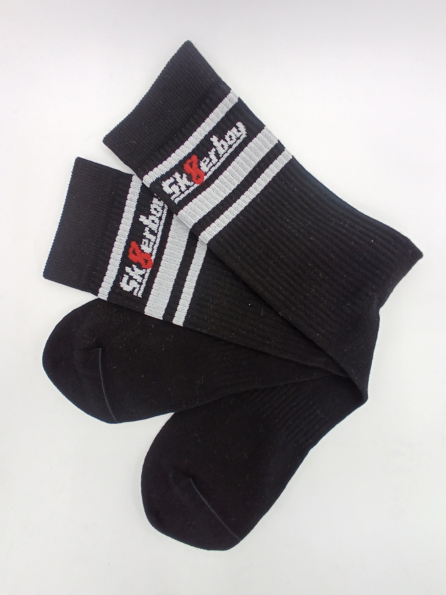 sk8erboy victory socken extra dünn in bekannter qualität jedoch besonders leicht und ideal für den sommer in schwarz nahaufnahme von der seite beide