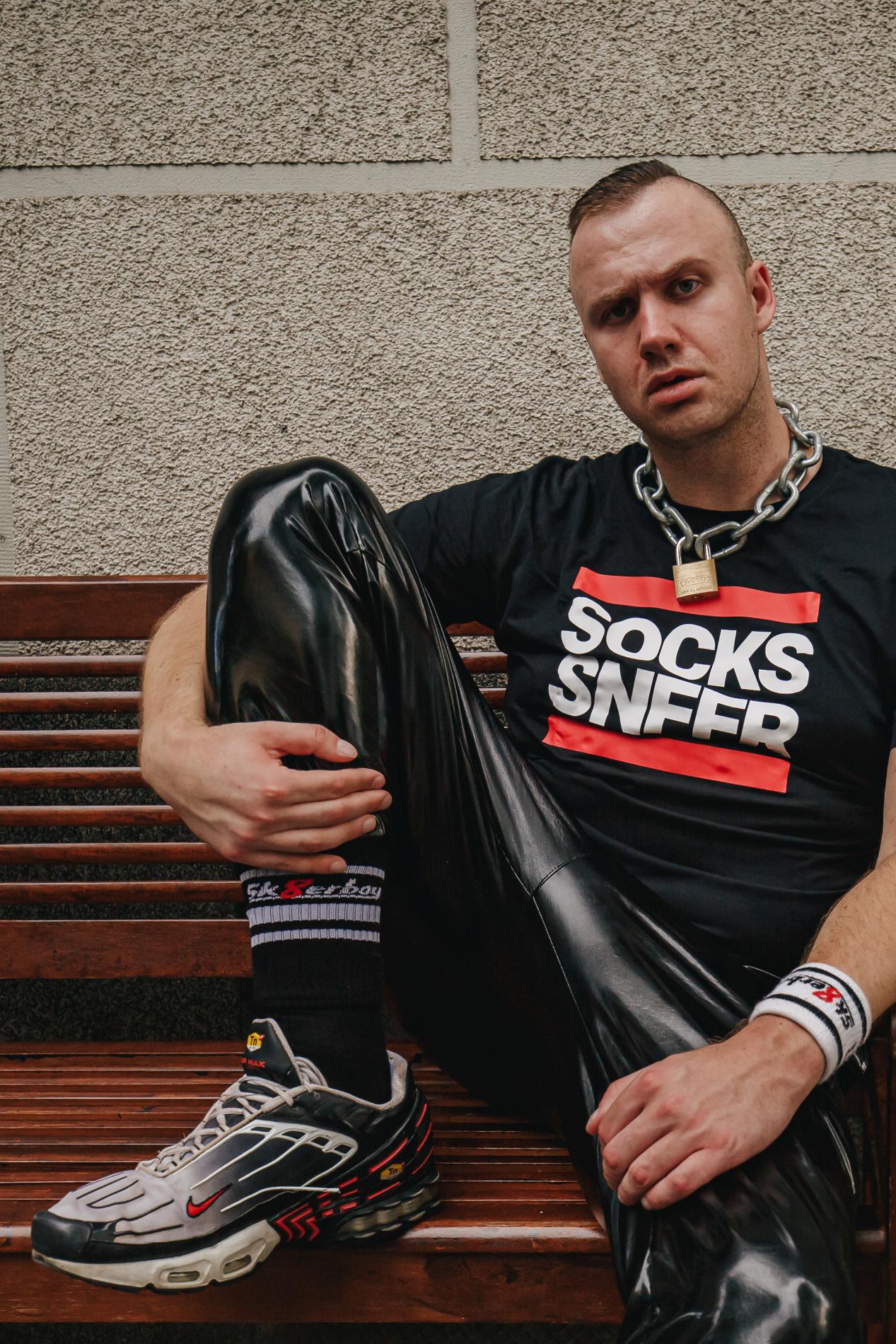 sk8erboy victory socken extra dünn in bekannter qualität jedoch besonders leicht und ideal für den sommer in schwarz kombiniert mit nike tn sneaker von einem jungen gay getragen der auf einer bank sitzt