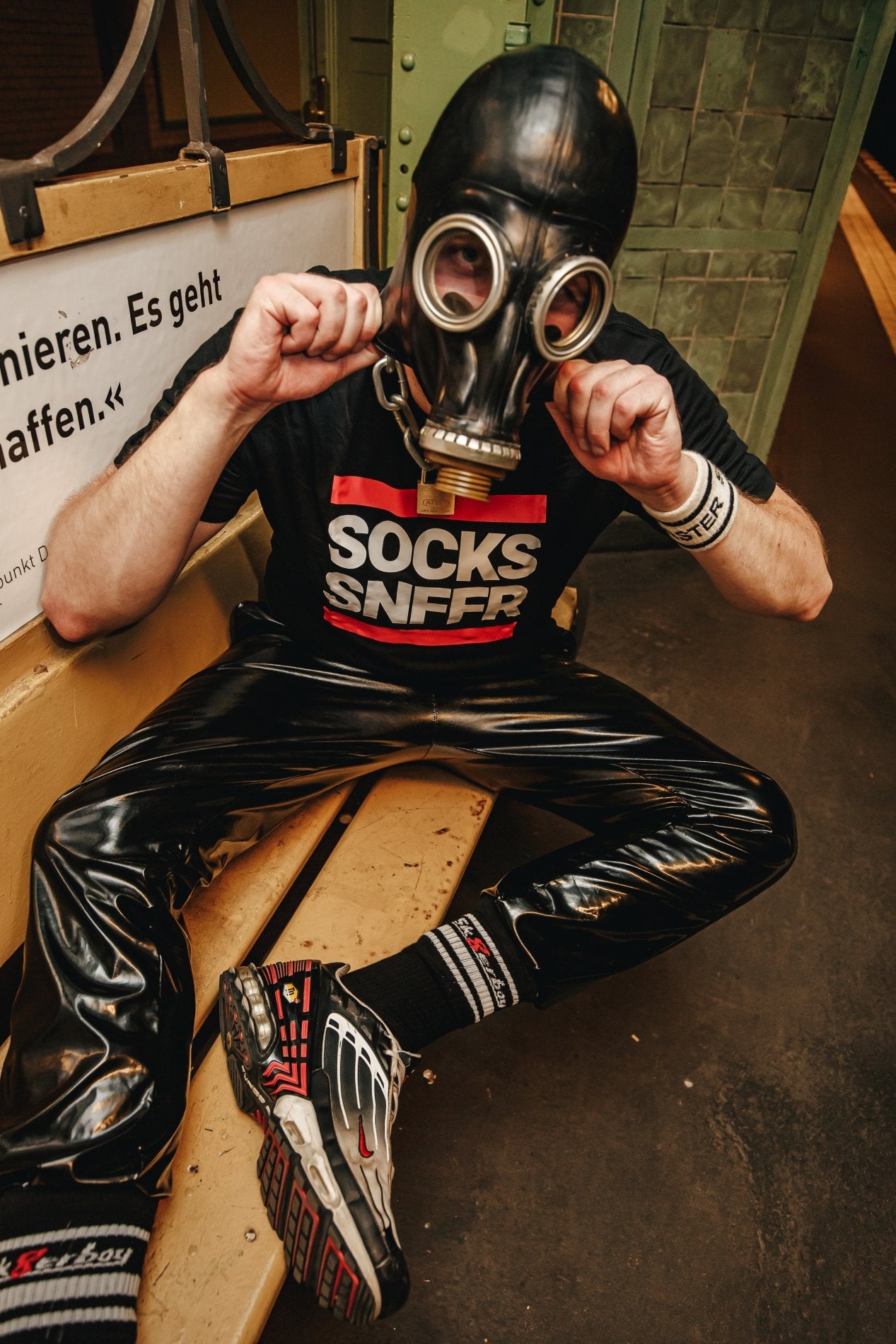 sk8erboy victory socken extra dünn in bekannter qualität jedoch besonders leicht und ideal für den sommer in schwarz kombiniert mit pvc fetisch hose und gasmaske in einem u-bahn bahnhof