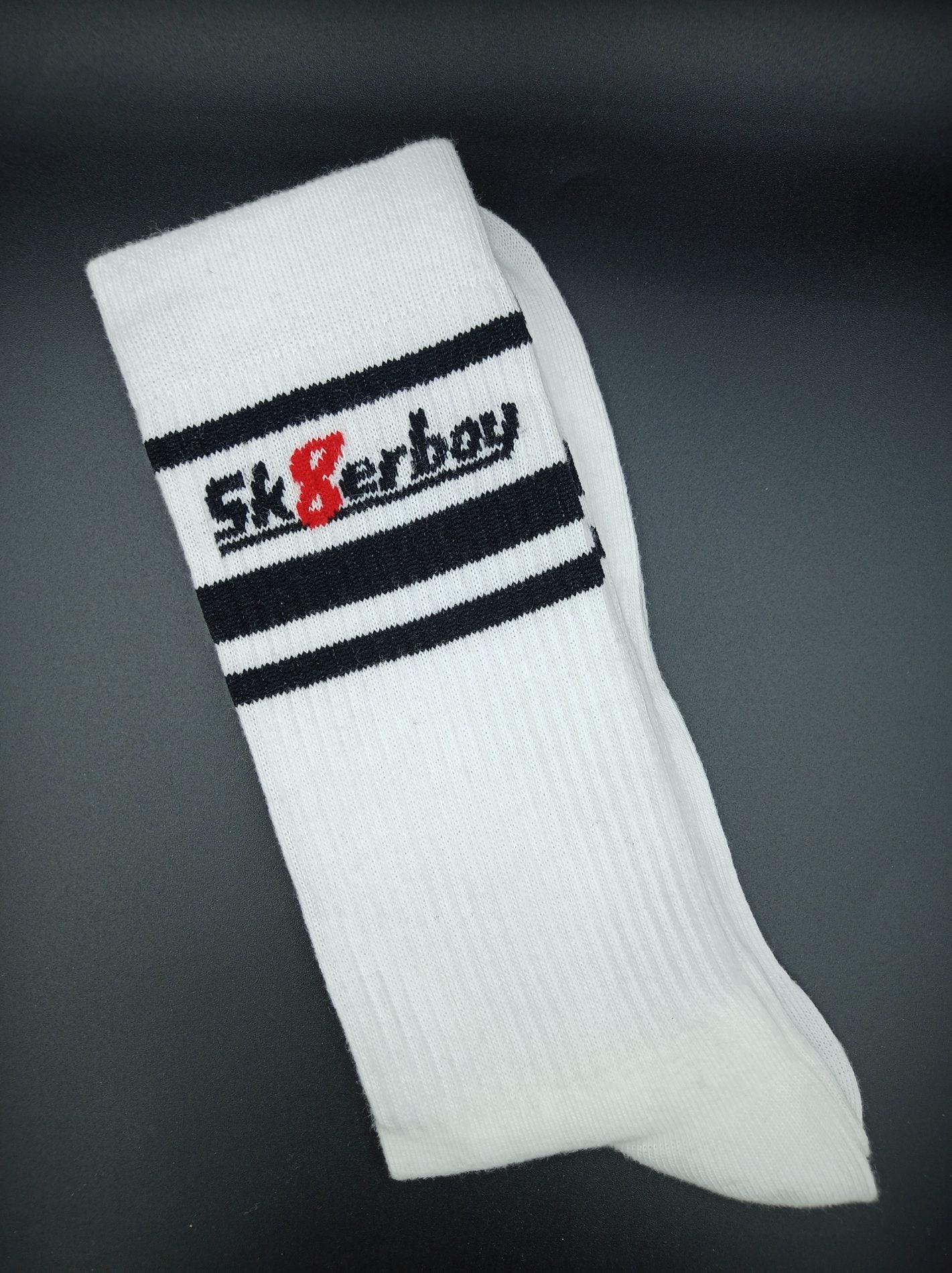 sk8erboy victory socken extra dünn in bekannter qualität jedoch besonders leicht und ideal für den sommer in weiss und nahaufnahme vom bund mit sk8erboy logo