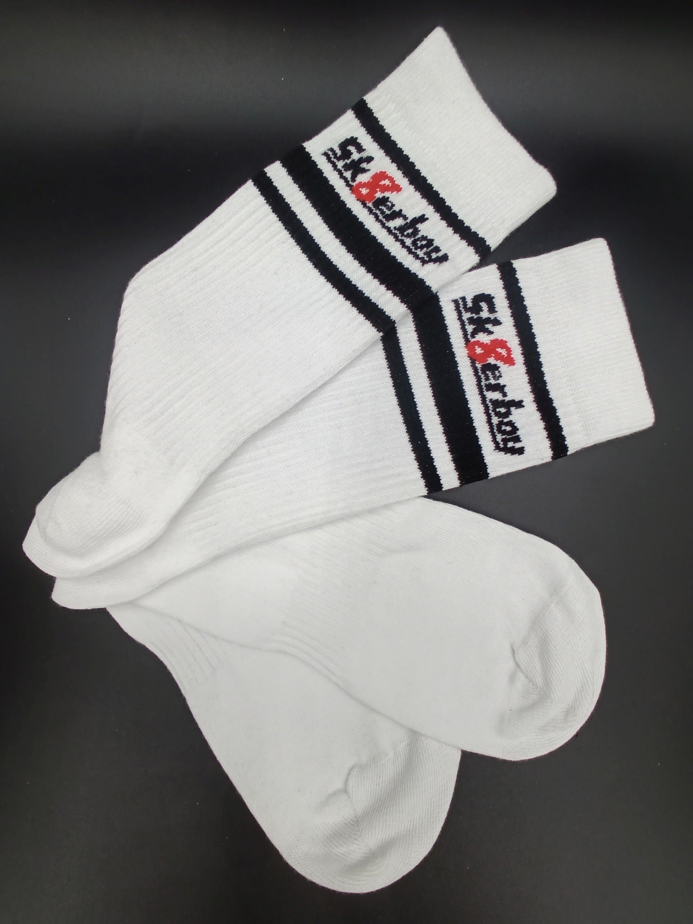 sk8erboy victory socken extra dünn in bekannter qualität jedoch besonders leicht und ideal für den sommer in weiss und nahaufnahme von der seite beider socken