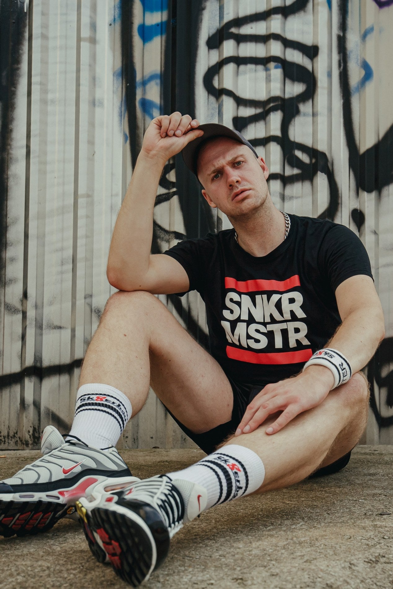 sk8erboy victory socken extra dünn in bekannter qualität jedoch besonders leicht und ideal für den sommer in weiss getragen von einem jungen gay mit basecap und nike tn sneakern in sk8erboy fetisch t-shirt snkr head