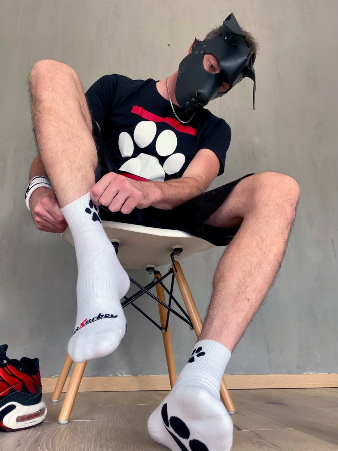 junger gay doggy traegt weisse sk8erboy puppy short crew socks mit hunde pfoten in schwarz und dog paw t-shirt mit hundemaske zu seinen roten nike tn zieht seine socken am bund straff