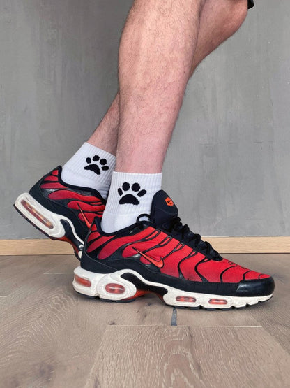 junger gay doggy traegt weisse sk8erboy puppy short crew socks mit hunde pfoten in schwarz und dog paw t-shirt mit hundemaske zu seinen roten nike tn fokus auf die nike sneaker und socken